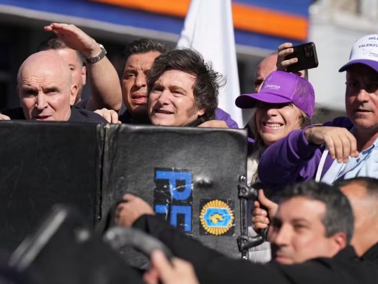 🇦🇷 Argentine :  Javier Milei caillassé pendant un déplacement de campagne (France 24 / L’Humanité)