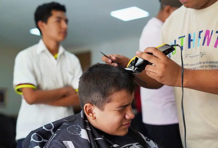 🇸🇻 Coupe courte, uniforme, salut miliaire : le Salvador impose un fonctionnement strict dans ses écoles publiques (Lily Chavance / Libération)