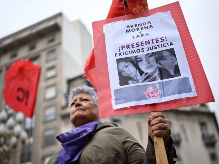 🇦🇷 Triple féminicide en Argentine : des milliers de manifestants à Buenos Aires (HuffPost / France 24 / Le Monde)