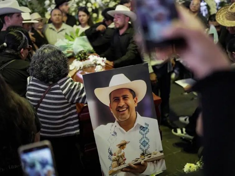 🇲🇽 Le Mexique secoué par l’assassinat d’un maire qui se savait en danger (Marc Thibodeau – La Presse / France 24)