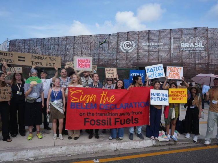 🇧🇷 COP30 : une trentaine de pays dont la France annoncent qu’ils ne signeront pas d’accord n’incluant pas une « feuille de route » pour la sortie des énergies fossiles (Le Monde / AFP)