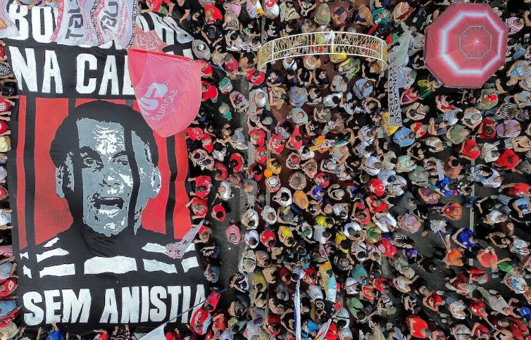 🇧🇷 Des dizaines de milliers de manifestants s’opposent à la réduction de peine de Bolsonaro (Ici Radio Canada / AFP)