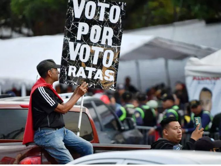 🇭🇳 «Ils m&rsquo;ont traîné et frappé»: au Honduras, les manifestants violemment réprimés après la présidentielle (Marie Griffon / RFI)