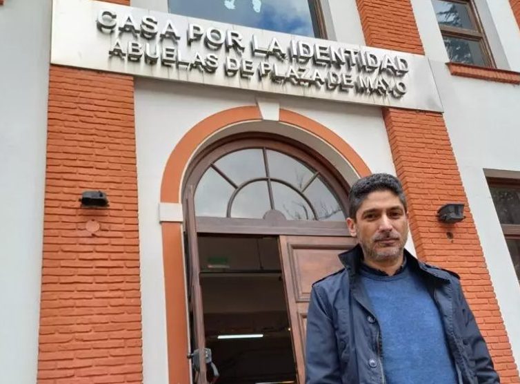 🇦🇷 Argentine : Manuel Gonçalves Granada, bébé volé par la dictature, consacre sa vie aux victimes des militaires (Théo Conscience / RFI)
