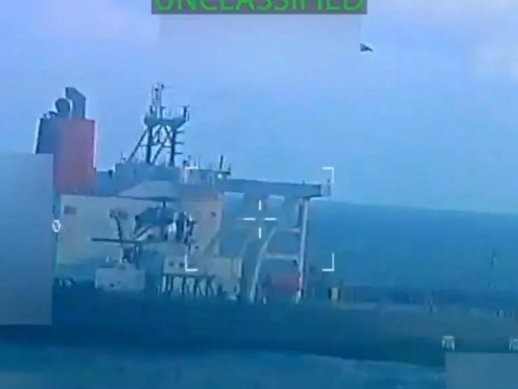 🇺🇸 🇻🇪 Donald Trump annonce que les États-Unis ont saisi un pétrolier au large du Venezuela et ordonne un blocus maritime sur les « pétroliers sous sanctions »(RFI / France 24)