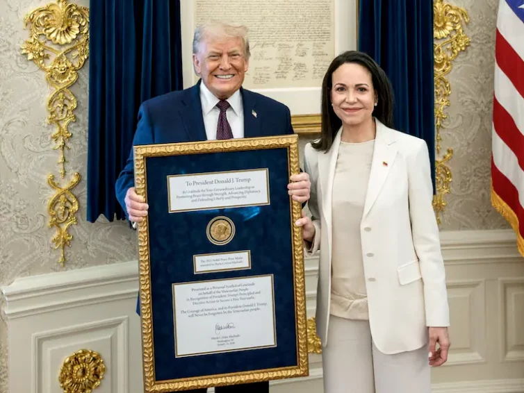 🇺🇸 🇻🇪 Venezuela : María Corina Machado remet sa médaille du prix Nobel à Trump mais n’obtient toujours pas son soutien (Antoine Rondel / Libération)