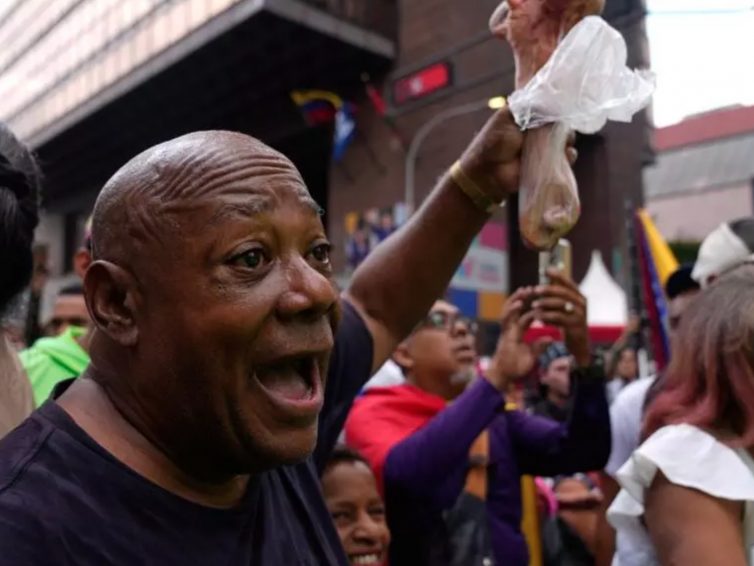 🇻🇪 Venezuela: des milliers de personnes dans la rue pour exiger la revalorisation des salaires et des retraites (RFI)
