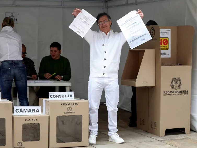 🇨🇴 Colombie : la gauche de Gustavo Petro valide le dernier test des législatives avant la présidentielle (Libération / AFP)