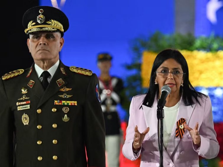 🇻🇪 Venezuela : Delcy Rodríguez, présidente par intérim, limoge le ministre de la défense, Vladimir Padrino (Le Monde / AFP)