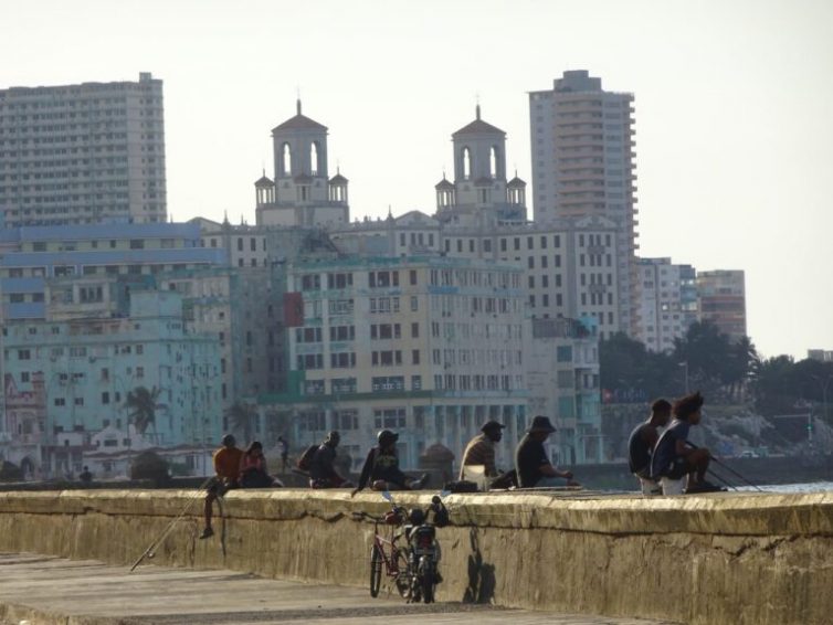 🇨🇺 🇺🇸 La Havane, abandonnée face à l’embargo le plus dur de son histoire : reportage (Pierre Lebret et Vincent Ortiz / Le Vent se Lève)