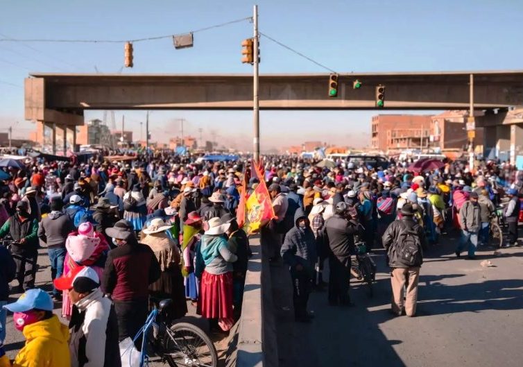 🇧🇴 Pourquoi la Bolivie se soulève (analyse de Chantal Liégeois – Traduction Contretemps. fr.esp.) / Les élites boliviennes face au soulèvement populaire (entretien avec Vincent Arpoulet – Le Vent se Lève)