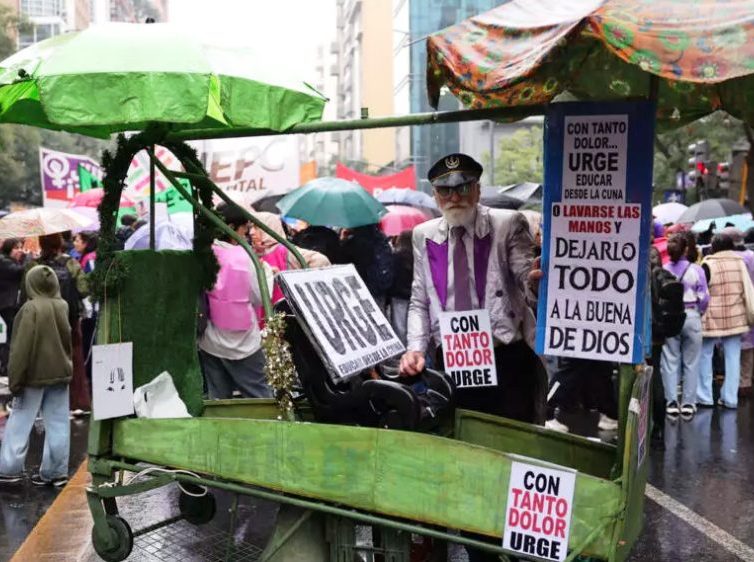 🇦🇷 Argentine: des dizaines de milliers de manifestants dans les rues après un nouveau féminicide (Théo Conscience / RFI)