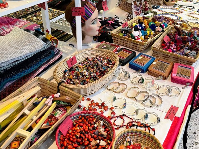 Nos ventes solidaires d’artisanat (vidéo)