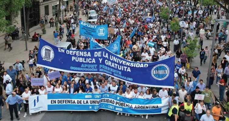 🇦🇷 Argentine : manifestation contre l’asphyxie financière de l’université publique (Chloé Valla / Espaces latinos)