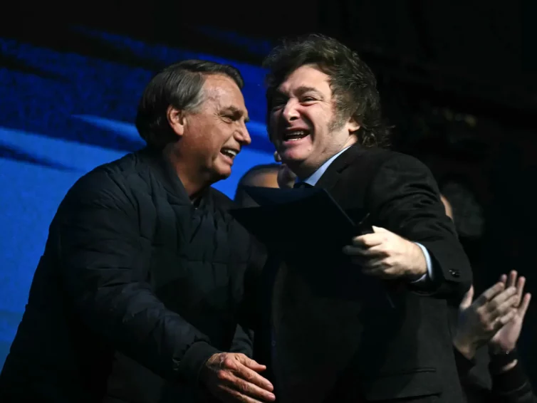 🇧🇷 Bolsonaro privé de visites jusqu’après le premier tour des élections au Brésil (Libération / RFI / avec l’AFP)