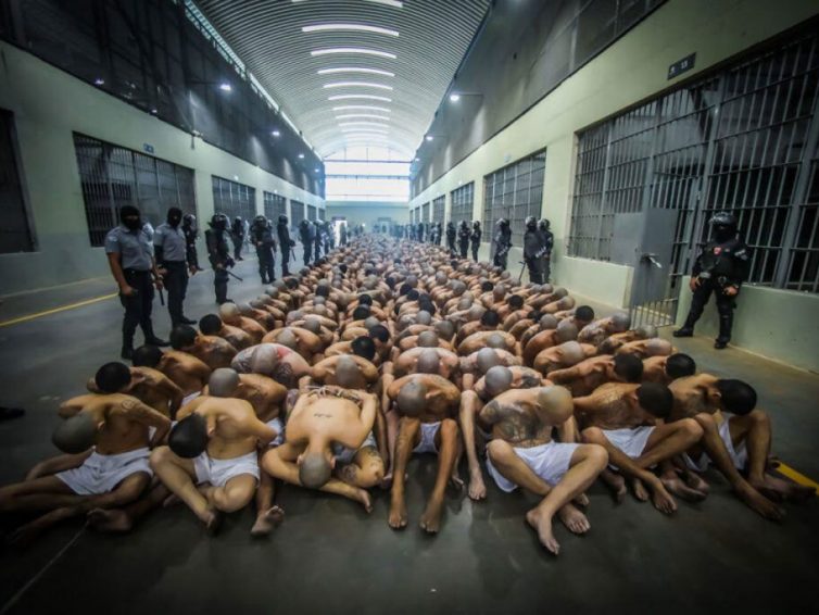 🇸🇻 Bukele, son défi, celui de toute dictature : la paix au prix de la terreur, de la haine et des outrages / El Salvador. Bukele, su desafío, el de toda dictadura: paz con respaldo a costa de terror, odio y ultrajes (Andrés Gaudín – Resumen Latinoamericano/ Traduction CDHAL)