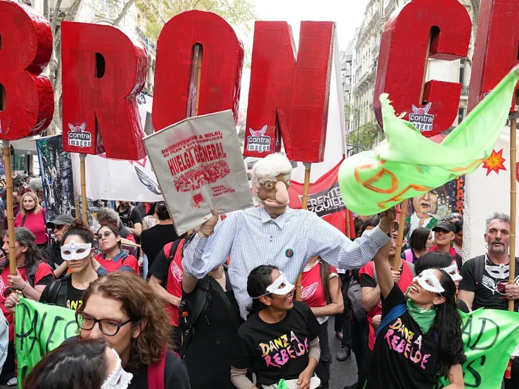 🇦🇷 Des milliers de personnes manifestent à Buenos Aires contre les mesures d&rsquo;austérité de Milei (Euro news / Jesús Maturana)