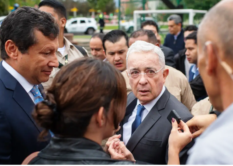 🇨🇴 « Massacres » et « crimes contre l’humanité » : Álvaro Uribe sera-t-il bientôt rattrapé par la justice colombienne ? (Luis Reygada / L’Humanité)