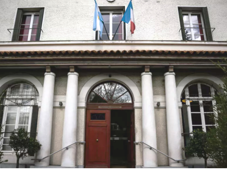 🇦🇷 🇫🇷 Le controversé directeur de la Maison de l&rsquo;Argentine à Paris finit par démissionner (France 24)