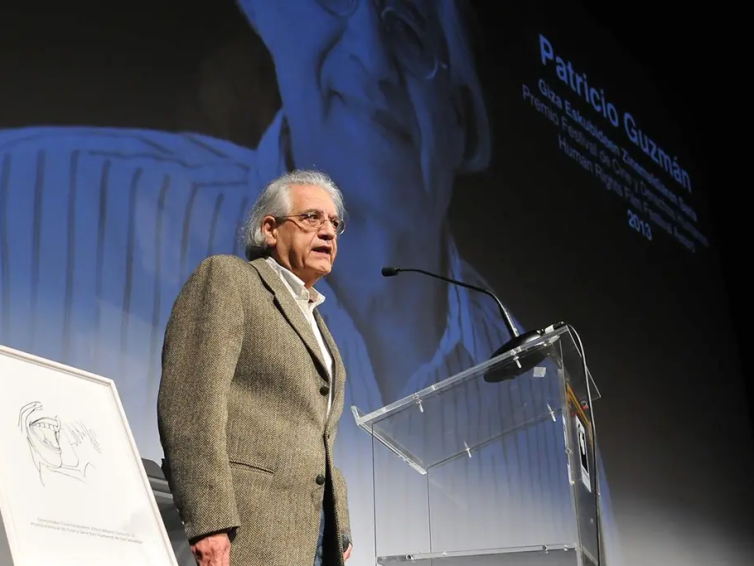 🇨🇱 Patricio Guzmán (1941-2026) et « La bataille du Chili » : un cinéma révolutionnaire ( Stephen Borunda – Jacobin / Traduction par Christian Dubucq – Contre temps)