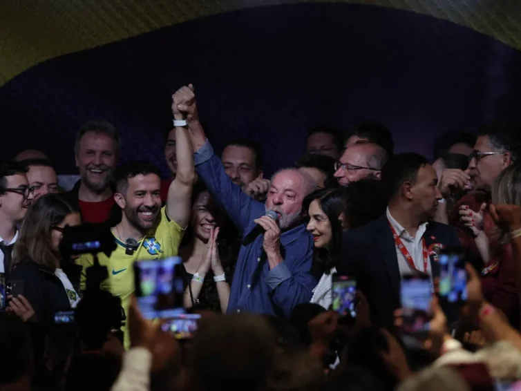🇧🇷 « Nous avons réussi à les convaincre » : Lula défait l’extrême droite malgré les sondages et un vote chaotique / Au Brésil, Lula signe une victoire sans appel contre l’extrême droite de Flavio Bolsonaro (Tom Demars-Granja / Cathy Dos Santos / L’Humanité)