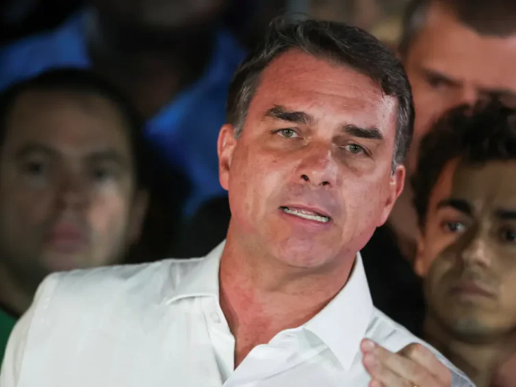 🇧🇷 Brésil : Flávio Bolsonaro quitte le pays (revue de presse)