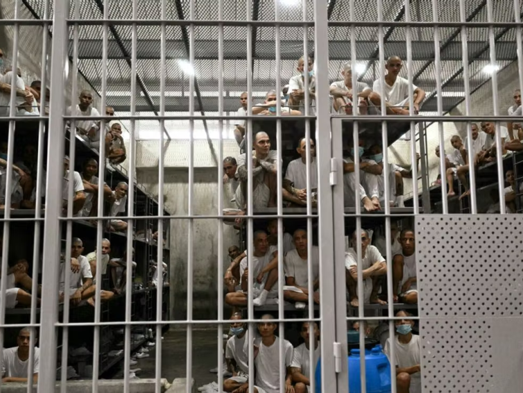 🇸🇻 El Salvador : derrière la chute historique de la criminalité, des dizaines de milliers de détenus en attente d’un jugement (Le Monde avec AFP)